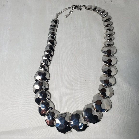 Banana Republic hammered silver disc necklace - Picture 3 of 6